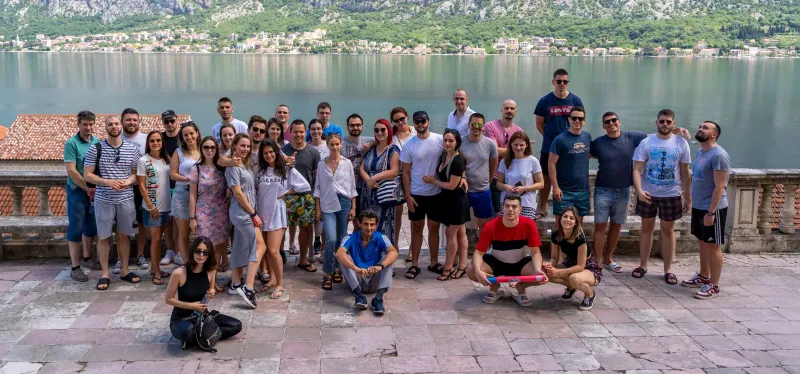 Estitor tim grupna fotografija na obali Estitor tim grupna fotografija na obali